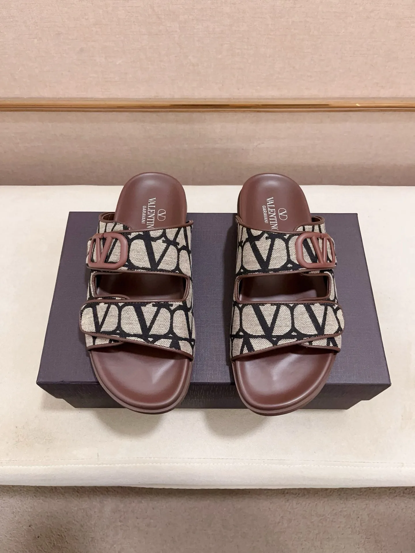 Men's shoes💰: 440💰[Valentino] New men's boutique slippers, counter quality, classic plaid, the actual workmanship is quite complex🔰The uppers are made of imported fabrics➕🐑Sheepskin lining, which tests the craftsman's craftsmanship➕original PU outsole. Size: 38-44 (45 can be customized, non-refundable)